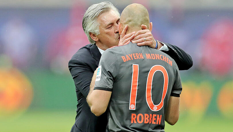 Ein entzückter Bayern-Trainer Carlo Ancelotti küsst seinen Siegtorschützen Arjen Robben. Ein entzückter Bayern-Trainer Carlo Ancelotti küsst seinen Siegtorschützen Arjen Robben.