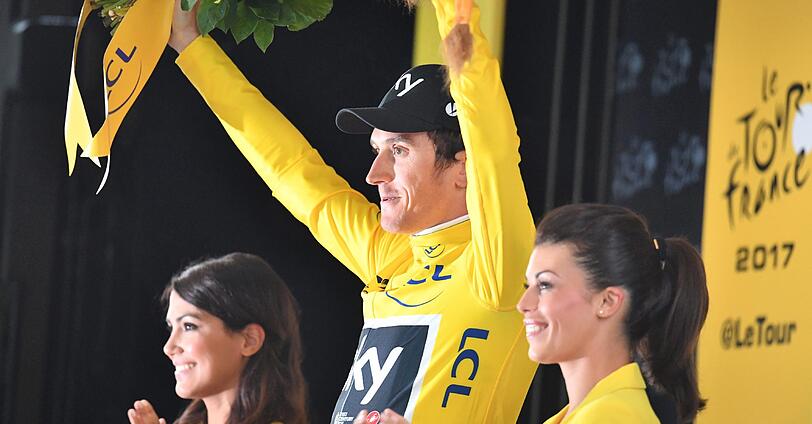 Der Brite Geraint Thomas vom Team Sky feiert seinen Sieg und das Gelbe Trikot des Gesamtführenden.