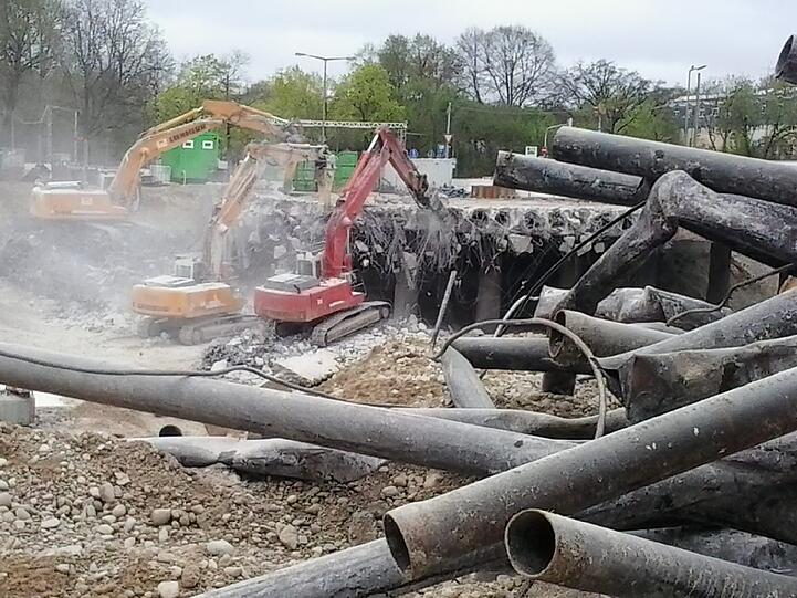Großbaustelle: Die Brücke der Westendstraße über die A 96 wird zur Hälfte abgerissen - und die Autobahn ist gesperrt.