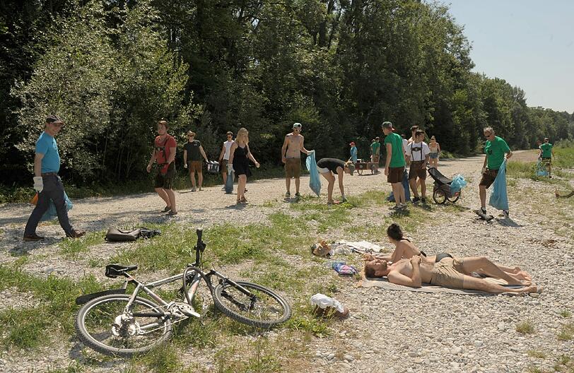 Heiße Sache: Die Burschen aus Thalkirchen und viele Helfer von rundum rückten bei drückender Hitze dem Müll an der Isar zu Leibe. Das Motto: Zammramma!