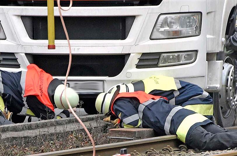 Die Feuerwehr musste dem havarierten Lkw wieder auf die Straße helfen. Die Bilder vom Einsatz am Montagvormittag.