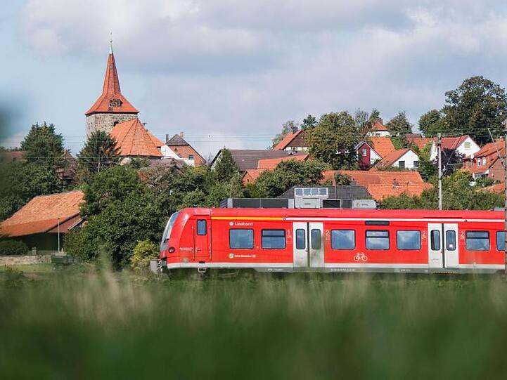 Eine S-Bahn der Deutschen Bahn im Regionalverkehr zwischen Hannover und Hameln in Niedersachsen.