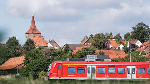 Eine S-Bahn der Deutschen Bahn im Regionalverkehr zwischen Hannover und Hameln in Niedersachsen.