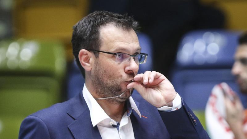 Der Berliner Trainer Cedric Enard küsst seinen Talisman. Der Berliner Trainer Cedric Enard küsst seinen Talisman.