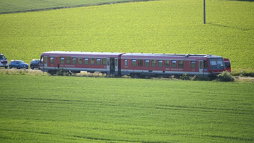 Die Frau sei durch die Wucht des Aufpralls aus dem Fenster des Fahrzeugs geschleudert worden, teilte die Polizei mit.