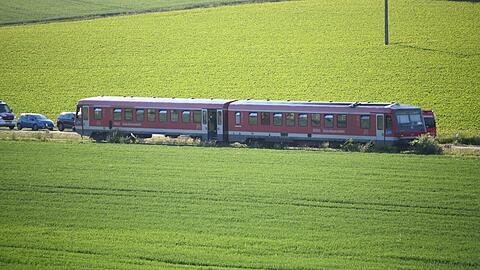 Die Frau sei durch die Wucht des Aufpralls aus dem Fenster des Fahrzeugs geschleudert worden, teilte die Polizei mit.