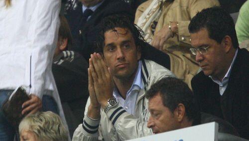 Luca Toni schaut ziemlich unzufrieden drein auf der Ehrentribüne. Ob er gerade lieber am Strand wäre? Luca Toni schaut ziemlich unzufrieden drein auf der Ehrentribüne. Ob er gerade lieber am Strand wäre?