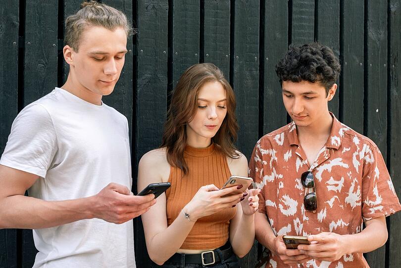 Generation Z ist dafür bekannt, viel am Handy zu hängen.Dabei sind sie durchauskritisch, was Social Media betrifft.
