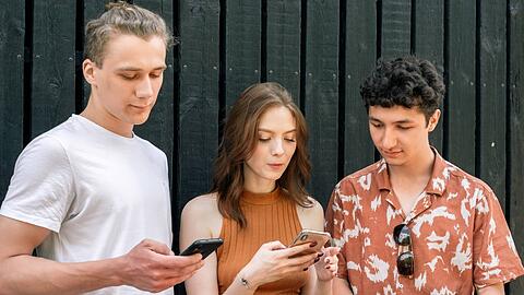 Generation Z ist dafür bekannt, viel am Handy zu hängen.Dabei sind sie durchauskritisch, was Social Media betrifft.