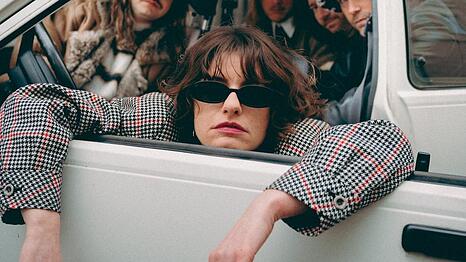 Mola vor dem alten Gasteig: Isabella Streifeneder und der Produzent und Lebensgefährte Markus Harbauer (links hinten) mit der Band.