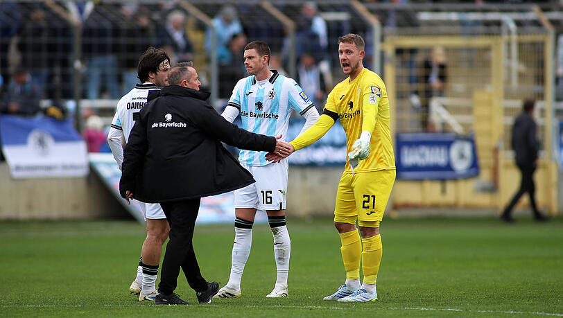 D&auml;mpfer gegen Mannheim, aber aufgeben ist nicht: 1860-Trainer Markus Kauczinski (vorne mit Tim Danhof, Max Reinthaler und Thomas D&auml;hne (v.l.).