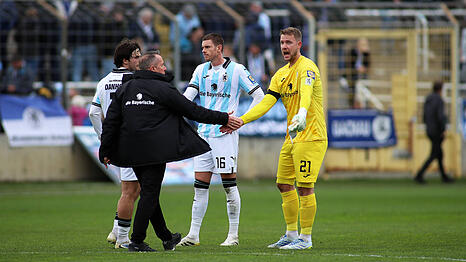 D&auml;mpfer gegen Mannheim, aber aufgeben ist nicht: 1860-Trainer Markus Kauczinski (vorne mit Tim Danhof, Max Reinthaler und Thomas D&auml;hne (v.l.).