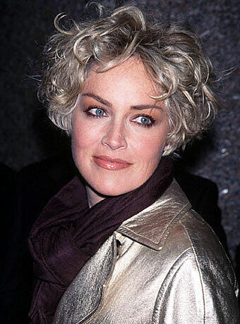 Auch Sharon Stone erinnert mit ihrer Kurzhaar-Frisur und ihren heißen Auftritten in "Basic Instinct" an das Sex-Symbol Marilyn Monroe.