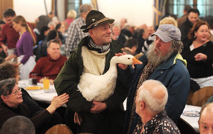 Fast 1.000 Bedürftige und Obdachlose feierten Heiligabend im Hofbräuhaus. Der Männerfürsorgeverein hatte zu der Feier mit Gulasch, Knödeln und Stollen geladen.