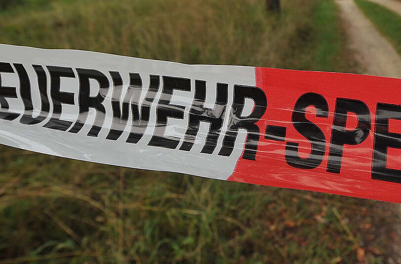 Unfall am Flussufer. Die Rettungskräfte konnten den Mann zunächst reanimieren. Der 67-Jährige starb aber wenig später im Krankenhaus. (Symbolbild)