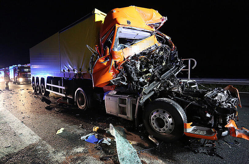 An einer Baustelle auf der A9 hat sich in der Nacht auf Mittwoch ein schwerer LKW-Unfall ereignet.