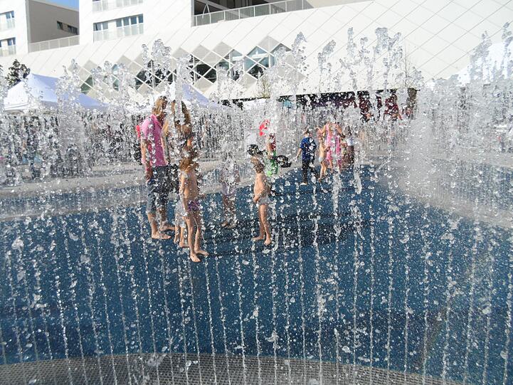 Feucht-fröhliche Brunnen-Eröffnung an den Pasing Arcaden: Vor allem die Kinder hatten einen Riesenspaß - aber auch Erwachsene und sogar Hunde waren angetan.