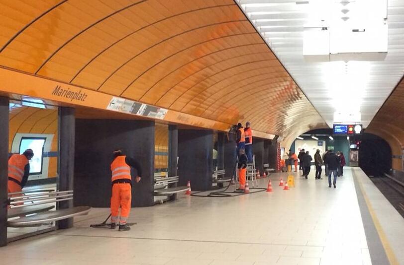 Dem U-Bahnhof Marienplatz geht's mal wieder nass nei.