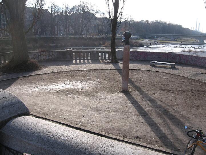 Zurzeit ist die Brücke kahl. Im Sommer 2013 saßen die Münchner dort im Sand am Kulturstrand.
