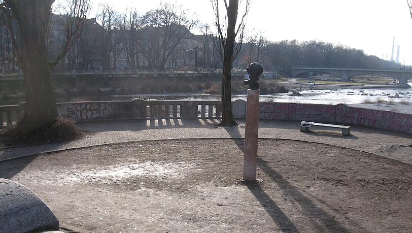 Zurzeit ist die Brücke kahl. Im Sommer 2013 saßen die Münchner dort im Sand am Kulturstrand. Zurzeit ist die Brücke kahl. Im Sommer 2013 saßen die Münchner dort im Sand am Kulturstrand.