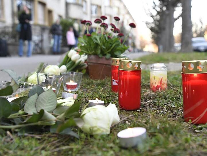 Blumen und Kerzen stehen am Tatort, an dem am 21. März 2019 ein Siebenjähriger getötet wurde.