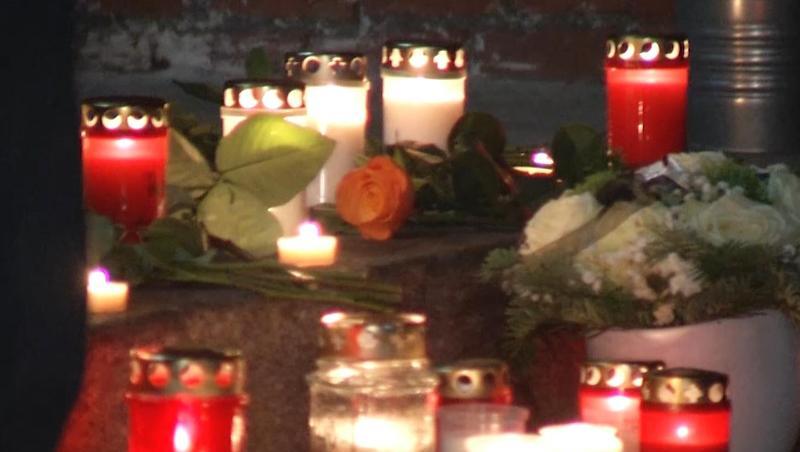 Kerzen leuchten während einer Mahnwache vor der Grundschule im Bezirk Reinickendorf. Kerzen leuchten während einer Mahnwache vor der Grundschule im Bezirk Reinickendorf.