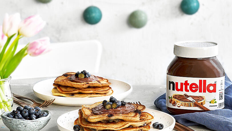 Joghurt- und Beeren-Pancakes mit nutella. Joghurt- und Beeren-Pancakes mit nutella.