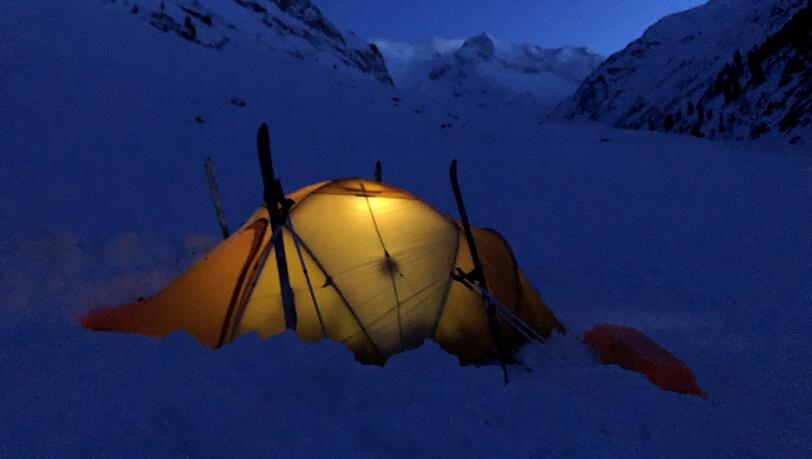 Drinnen sind die Stirnlampen an, es schaut gemütlich aus im Expeditionszelt. Aber die Trainingsnacht am Taschachgletscher war bitterkalt bei minus 20 Grad. Drinnen sind die Stirnlampen an, es schaut gemütlich aus im Expeditionszelt. Aber die Trainingsnacht am Taschachgletscher war bitterkalt bei minus 20 Grad.