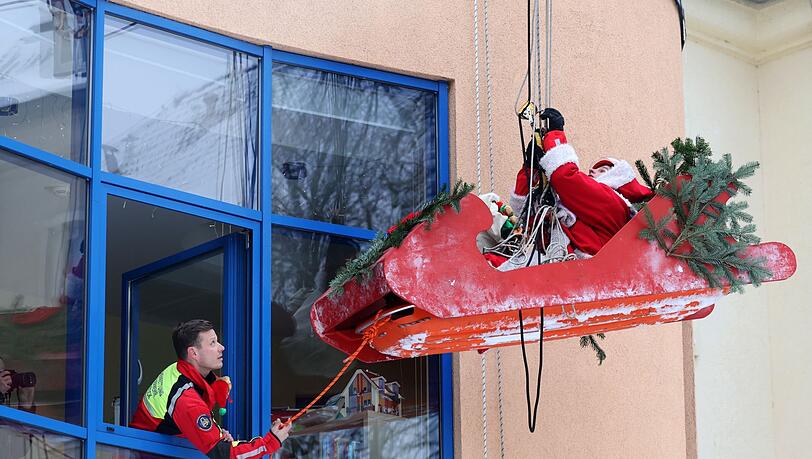 Nikolaus und Superhelden bringen Geschenke