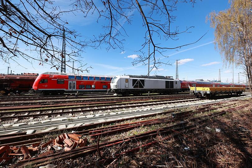 Freier Blick auf die Gleise vor dem Ostbahnhof, Ecke Mühldorfstraße.