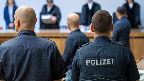 Die beiden Angeklagten sind laut Gerichtssprecher zu mehrjährigen Haftstrafen verurteilt worden.