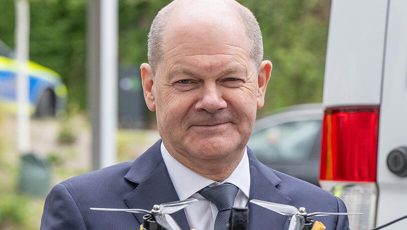 Bundeskanzler Olaf Scholz mit der Replik einer mit einem Sprengkopf bestückten Drohne, wie sie im Ukraine-Krieg zum Einsatz kommt. Bundeskanzler Olaf Scholz mit der Replik einer mit einem Sprengkopf bestückten Drohne, wie sie im Ukraine-Krieg zum Einsatz kommt.