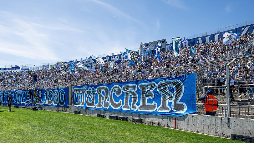 Blick auf die Westkurve mit den Fans des TSV 1860. Sie k&ouml;nnten als Teil einer Genossenschaft als neuer Investor der KGaA auftreten und Hasan Ismaik als Gesellschafter abl&ouml;sen.