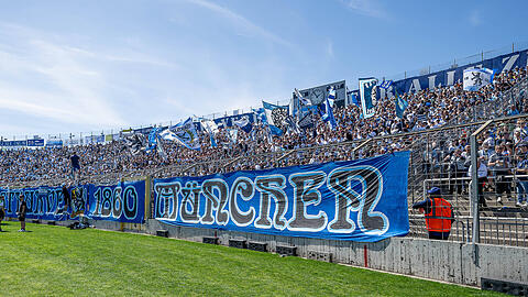 Blick auf die Westkurve mit den Fans des TSV 1860. Sie k&ouml;nnten als Teil einer Genossenschaft als neuer Investor der KGaA auftreten und Hasan Ismaik als Gesellschafter abl&ouml;sen.