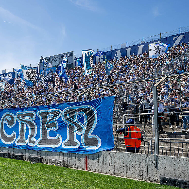 Blick auf die Westkurve mit den Fans des TSV 1860. Sie k&ouml;nnten als Teil einer Genossenschaft als neuer Investor der KGaA auftreten und Hasan Ismaik als Gesellschafter abl&ouml;sen.