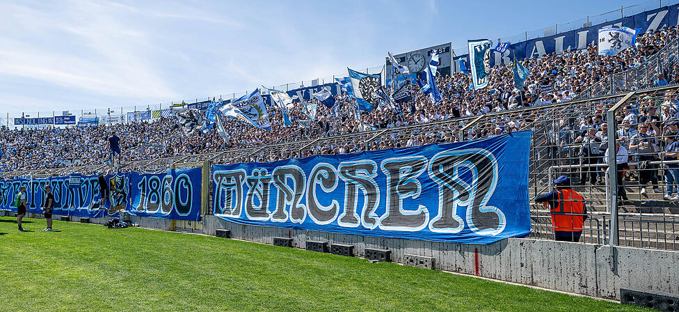 Blick auf die Westkurve mit den Fans des TSV 1860. Sie k&ouml;nnten als Teil einer Genossenschaft als neuer Investor der KGaA auftreten und Hasan Ismaik als Gesellschafter abl&ouml;sen.