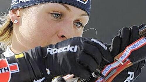 Der Biathlon-Star und ihre Waffe: Magdalena Neuner verriet nun, dass sie ihr Gewehr "Baby" nennt. Der Biathlon-Star und ihre Waffe: Magdalena Neuner verriet nun, dass sie ihr Gewehr "Baby" nennt.