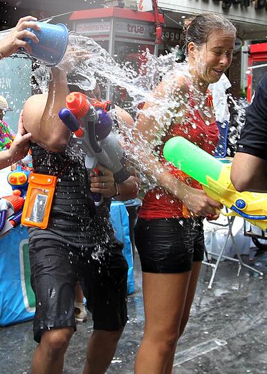 Die Bilder vom großen Songkran-Fest in Bangkok, deer größten Wasserparty der Welt.