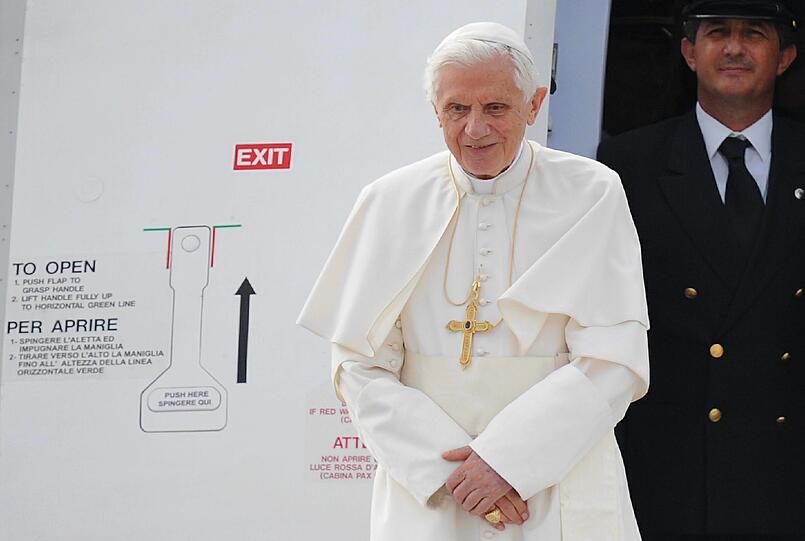 Papst Benedikt XVI. ist zu seinem ersten offiziellen Staatsbesuch in Deutschland eingetroffen.