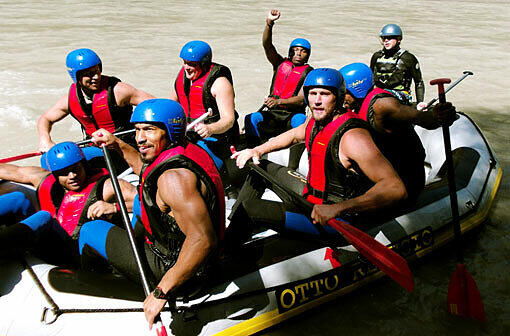 Stromschnellen überstanden! Die Basketballer des FC Bayern beim Rafting auf dem Inn.