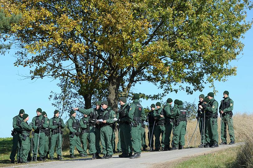 insatz am Ort des Grauens: Die Polizei sucht nach dem Fund der Babyleiche an einem Feldweg bei Walsdorf im Landkreis Bamberg nach weiteren Beweisstücken.