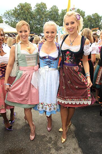 Tänzerin Isabel Edvardsson (r.) mit Barbara Sturm und Verena Kerth