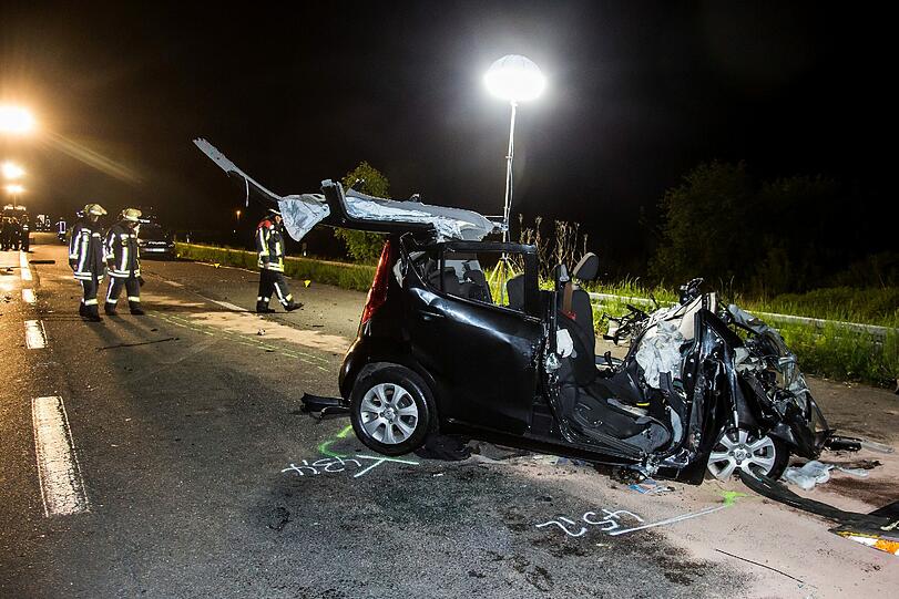Schlimmer Unfall in Duisburg: Vier Menschen kommen bei dem Crash auf der B288 ums Leben. Die Bilder...