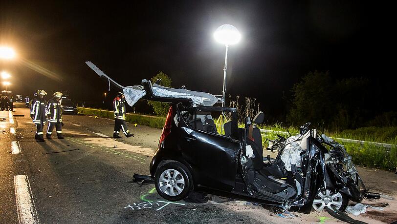 Schlimmer Unfall in Duisburg: Vier Menschen kommen bei dem Crash auf der B288 ums Leben. Die Bilder... Schlimmer Unfall in Duisburg: Vier Menschen kommen bei dem Crash auf der B288 ums Leben. Die Bilder...
