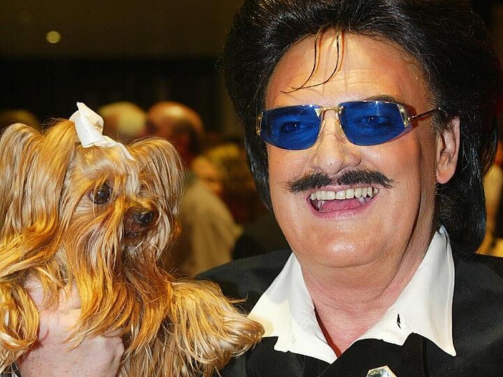 Rudolph Moshammer, wie man ihn zu Lebzeiten kannte: Mit Lächeln im Gesicht und Daisy auf dem Arm