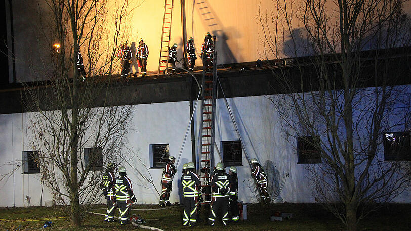 Auch von außen wurde der Schwelbrand gelöscht.