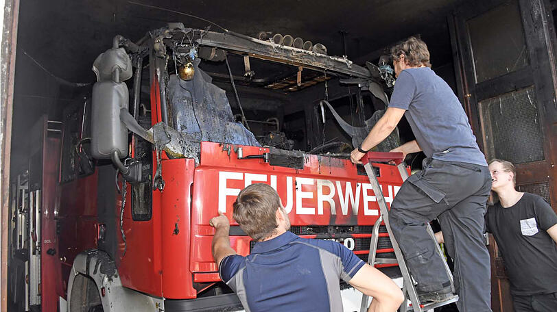 Brandermittler der Polizei untersuchen das Feuerwehrgerätehaus.