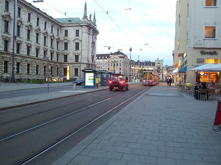 Die Tram ist schneller. Doch jetzt gibt die Fahrerin nochmal Gas...