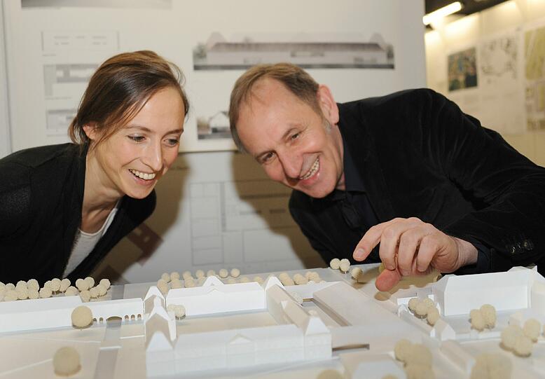 Prinzessin Auguste von Bayern und Architekt Volker Staab an dessen Sieger-Modell.