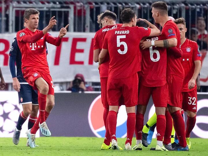 Thomas Müller (l) und Co. setzten sich souverän gegen Belgrad durch.